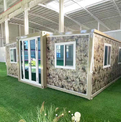 Китайский парень демонстрирует условия размещения в Катаре, а контейнерные дома все «сделаны в Китае»